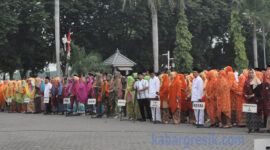 Pegawai Pemkab Gresik saat upacara memakai busana khas Gresik dalam rangka HUT Pemkab Gresik ke 44 dan Hari Jadi Kota Gresik ke 531. (foto:Istimewah)