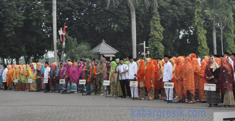 Pegawai Pemkab Gresik saat upacara memakai busana khas Gresik dalam rangka HUT Pemkab Gresik ke 44 dan Hari Jadi Kota Gresik ke 531. (foto:Istimewah)