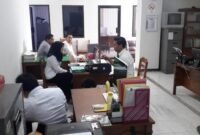 Tim Unit Tipiter Polres Gresik melakukan penggeledahan di ruang Inspektorat Pemda Gresik untuk menemukan bukti-bukti yang menguatkan kasus dugaan suap di Inspektorat. (foto: sutikhon)
