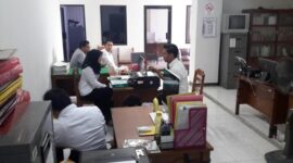 Tim Unit Tipiter Polres Gresik melakukan penggeledahan di ruang Inspektorat Pemda Gresik untuk menemukan bukti-bukti yang menguatkan kasus dugaan suap di Inspektorat. (foto: sutikhon)