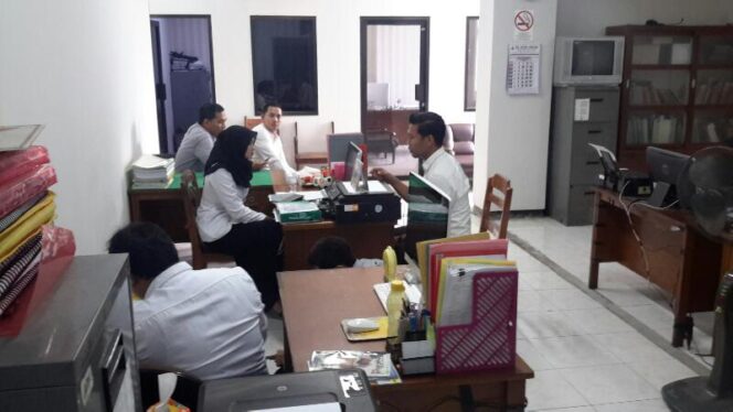 Tim Unit Tipiter Polres Gresik melakukan penggeledahan di ruang Inspektorat Pemda Gresik untuk menemukan bukti-bukti yang menguatkan kasus dugaan suap di Inspektorat. (foto: sutikhon)