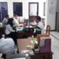 Tim Unit Tipiter Polres Gresik melakukan penggeledahan di ruang Inspektorat Pemda Gresik untuk menemukan bukti-bukti yang menguatkan kasus dugaan suap di Inspektorat. (foto: sutikhon)
