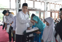 Pejabat Pemerintah Kab Gresik Memberikan tali asih kepada anak Yatim dalam rangka HUT Pemda Gresik ke 45 dan dan Hari jadi ke 532 Kota Gresik.