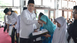 Pejabat Pemerintah Kab Gresik Memberikan tali asih kepada anak Yatim dalam rangka HUT Pemda Gresik ke 45 dan dan Hari jadi ke 532 Kota Gresik.