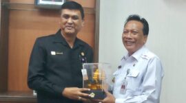 Inspektur Jenderal Kepolisian Drs. Sam Budigusdian menerima souvenir dari Bupati Gresik Sambari Halim Radianto. (foto: istimewah)