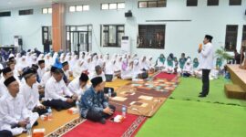 Wabub Gresik Moh Qosim memberikan arahan kepada 110 Calon Jamaah Haji (CalHaj) dari Guru-guru PNS di Lingkungan Pemkab Gresik.