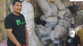 Iswanda Fauzan Satibi (28) Mahasiswa S3 Warga Indrodelik Bungah Gresik mengelolah sampah plastik di pekarangan rumahnya untuk dijadikan biji plastik. [Foto: Sutkhon]