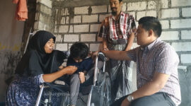 Anisa Tri Cahyani (7 Th) saat dikunjungi M Syahrul Munir anggota Fraksi PKB DPRD Kab Gresik dalam rangka pemberian kursi roda. [foto; Sutikhon]