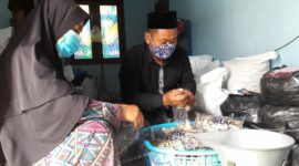 Fandi Akhmad Yani Mengunjungi pengrajin kerupuk ikan di desa Sedagaran Sidayu Gresik