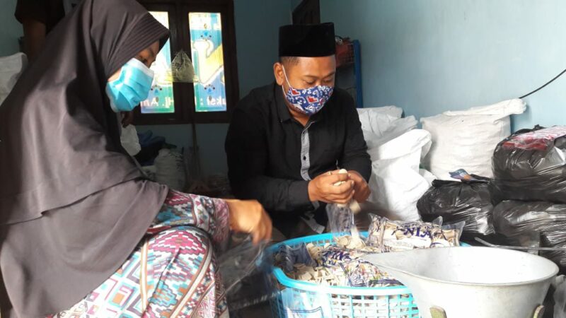 Fandi Akhmad Yani Mengunjungi pengrajin kerupuk ikan di desa Sedagaran Sidayu Gresik