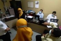 Suasana swap antigen di salahsatu ruangan di perkantoran bunder yang sempit dan tidak berstandar kesehatan.