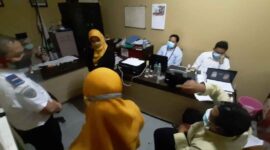 Suasana swap antigen di salahsatu ruangan di perkantoran bunder yang sempit dan tidak berstandar kesehatan.