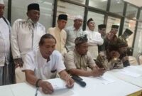 Para pelaku ritual pernikahan manusia dengan kambing di desa Jogodalu Kec Benjeng melakukan pertaubatan di kantor MUI Gresik.