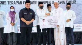 Direktur SDM dan Umum SIG, Agung Wiharto (ketiga dari kiri) didampingi Menteri BUMN, Erick Thohir (kedua dari kiri) simbolis menyerahkan bantuan alat pembelajaran kepada ustadz M. Zaenal Arifin dalam kegiatan Program Kolaborasi TJSL BUMN, Pelatihan Bisnis Terapan (Vokasi) di Pondok Pesantren Qomaruddin, Kecamatan Bungah, Gresik, Jawa Timur (6/10).