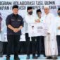 Direktur SDM dan Umum SIG, Agung Wiharto (ketiga dari kiri) didampingi Menteri BUMN, Erick Thohir (kedua dari kiri) simbolis menyerahkan bantuan alat pembelajaran kepada ustadz M. Zaenal Arifin dalam kegiatan Program Kolaborasi TJSL BUMN, Pelatihan Bisnis Terapan (Vokasi) di Pondok Pesantren Qomaruddin, Kecamatan Bungah, Gresik, Jawa Timur (6/10).