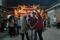 Warga Gresik sedang asik berswafoto dengan latar Klenteng  Kim Hin Kiong di Jl Setia budi dalam festival kampung Pecinan, Sabtu (11/6/2022).