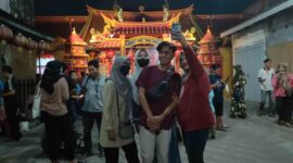 Warga Gresik sedang asik berswafoto dengan latar Klenteng  Kim Hin Kiong di Jl Setia budi dalam festival kampung Pecinan, Sabtu (11/6/2022).