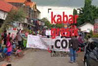 Warga desa jogodalu kecamatan benjeng Gresik melakukan aksi unjuk rasa di depan padepokan yang digunakan untuk perkawinan antara manusia dengan kambing beberapa waktu lalu.