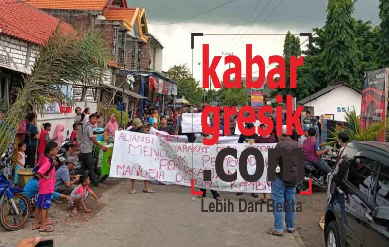 Warga desa jogodalu kecamatan benjeng Gresik melakukan aksi unjuk rasa di depan padepokan yang digunakan untuk perkawinan antara manusia dengan kambing beberapa waktu lalu.
