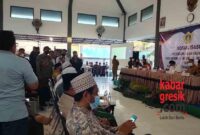 Pemilik kios di jalan raya Manyar Gresik mengikuti sosialisasi pelebaran jalan di kantor kecamantan Manyar.