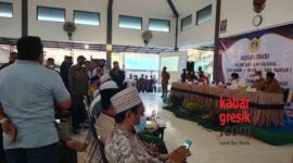 Pemilik kios di jalan raya Manyar Gresik mengikuti sosialisasi pelebaran jalan di kantor kecamantan Manyar.