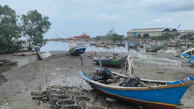 
 Pendangkalan Tambat Perahu Dan Susahnya BBM Nelayan Di Ngemboh, Ini Solusi Gus Yani