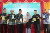 Cerpenis Dewi Musdalifah bersama kepala sekolah  dan Guru UPT SMPN 6 Gresik dalam pelatihan Penulisan buku antologi. (foto: Frissa Queena Emily/8A.)