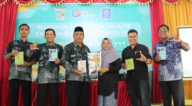 Cerpenis Dewi Musdalifah bersama kepala sekolah  dan Guru UPT SMPN 6 Gresik dalam pelatihan Penulisan buku antologi. (foto: Frissa Queena Emily/8A.)