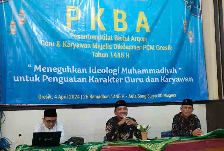 Ketua Majelis dikdasmen PNF PCM Gresik Dr Sukaris SE MM dalam pembukaannya di kegiatan Pesantren Kilat Baitul Arqom (PKBA) SMP Muhammadiyah 1 Gresik (istimewa/GIRIMU.com)