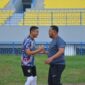 Kapolres Gresik AKBP Rovan Richard bersama Bupati Gresik Fandi Ahmad Yani bermain bola bersama untuk menjaga sinergitas