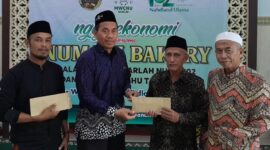 Direktur NUmani memberikan SHU kepada pemilik saham dan menyumbang ke panitia Harla 102 NU MWC Dukun