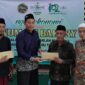 Direktur NUmani memberikan SHU kepada pemilik saham dan menyumbang ke panitia Harla 102 NU MWC Dukun