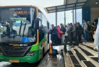 warga mengantri  masuk transjatim di terminal Bunder Gresik  (foto: tiko)