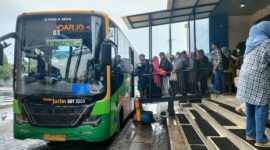 warga mengantri  masuk transjatim di terminal Bunder Gresik  (foto: tiko)