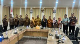 Bupati Gresik dan rombongan usai berdialog dengan Paguyupan Warga Gresik Malaysia ( PWGM ) membahas keberlangsungan pendidikan anak-anak pekerja migran asal Gresik