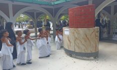 Ratusan Anak PAUD di Kebomas Antusias Ikuti Manasik Haji di Masjid Nurul Jannah