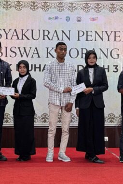 Viral, Siswa SMK Matig Rayakan Kelulusan dengan Berbagi kepada Anak Yatim dan Sungkem Orang Tua