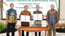 penandatanganan nota kesepahaman (MoU) antara Direktur Utama Petrokimia Gresik, Dwi Satriyo Annurogo, dengan Direktur Utama PT Sinergi Gula Nusantara (SGN), Mahmudi, di Gresik, Jawa Timur, Rabu (28/5/2025).