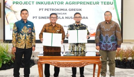 penandatanganan nota kesepahaman (MoU) antara Direktur Utama Petrokimia Gresik, Dwi Satriyo Annurogo, dengan Direktur Utama PT Sinergi Gula Nusantara (SGN), Mahmudi, di Gresik, Jawa Timur, Rabu (28/5/2025).