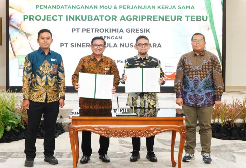penandatanganan nota kesepahaman (MoU) antara Direktur Utama Petrokimia Gresik, Dwi Satriyo Annurogo, dengan Direktur Utama PT Sinergi Gula Nusantara (SGN), Mahmudi, di Gresik, Jawa Timur, Rabu (28/5/2025).