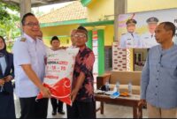 Plt Bupati Gresik dr Asluchul Alif salurkan benih padi dan pupuk untuk petani gagal panen akibat banjir seluas 82 hektare.