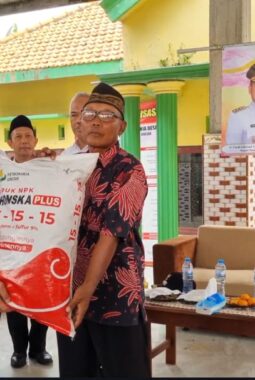 PLt Bupati Gresik Salurkan Bantuan untuk Petani Terdampak Banjir