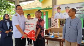 Plt Bupati Gresik dr Asluchul Alif salurkan benih padi dan pupuk untuk petani gagal panen akibat banjir seluas 82 hektare.
