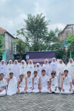 SD Muhammadiyah 1 Wringinanom Gelar Manasik Haji Perdana, Ratusan Siswa Antusias Belajar Rukun Islam Kelima