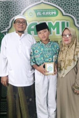 Tasmi’ Juz 30 Warnai Akhir Semester Siswa Kelas 6 MI Alkarimi