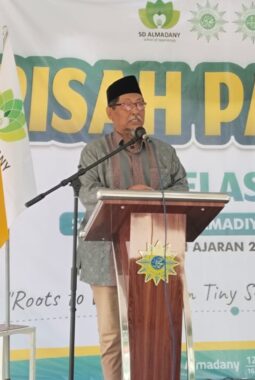 Lepas Lulusan Kedua SD Almadany, Yai Hilmi: Gantungkan Cita-cita Kalian Setinggi Langit