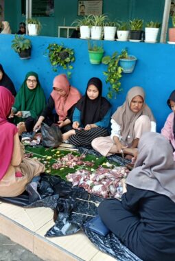 Ketulusan Seorang Cleaning Service: Ana Hanifah Berkurban Dua Kambing untuk Anaknya