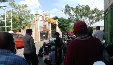 Warga desa Tenaru aksi unjukrasa di SMAN Driyorejo
