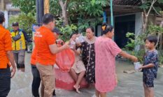 Sekdaprov Adhi Karyono Tinjau Banjir Kali Lamong di Benjeng Gresik