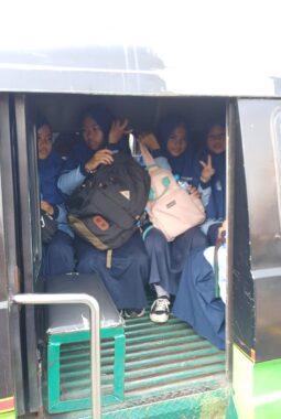Numpang Bemo Keroyokan, Siswa SMP Muhammadiyah 14 Driyorejo Kunjungi Garuda Food